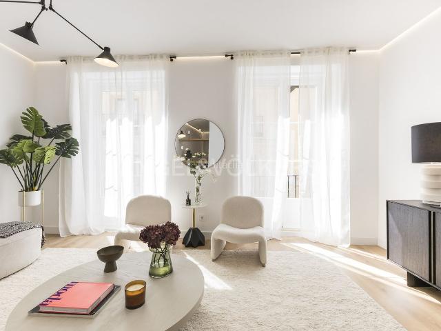 Piso en venta en Madrid, Sol. Exclusiva, elegante y moderna propiedad en la Carrera de San Jerónimo. Pisos.