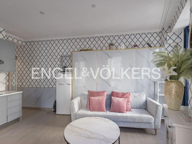 Piso en venta en Madrid, Sol. Exclusiva propiedad con tres apartamentos independientes y vistas privilegiadas a la Gran Vía. Pisos.