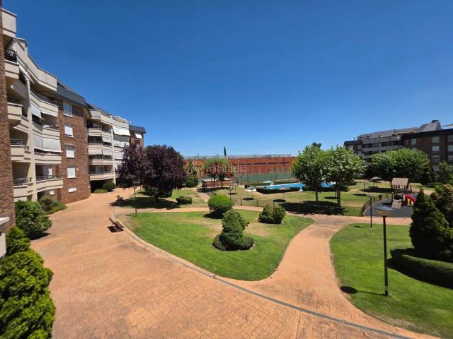 Piso en venta en Majadahonda, Golf El Carralero. URBANIZACION DE LUJO EN UNA DE LAS ZONAS MAS EXCLUSIVAS DE MAJADAHONDA. VIVIENDA DE 4 DORMITORIOS, PISCINA, PLAZA DE GARAJE Y TRAS. Pisos.