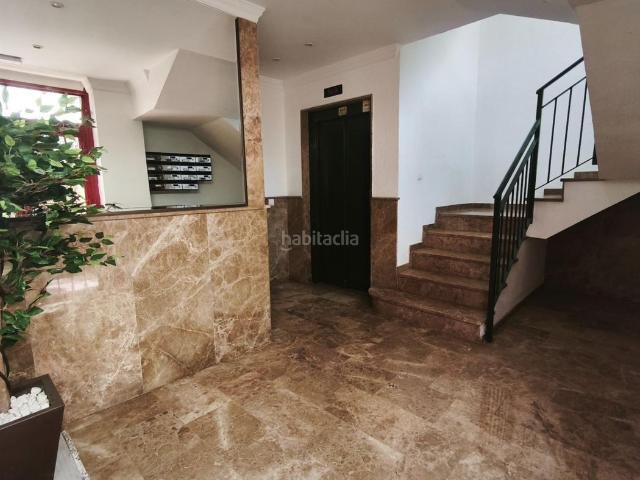 Piso en venta en Málaga, Camino de Antequera. Piso de dos habitaciones y recinto con piscina. Pisos.