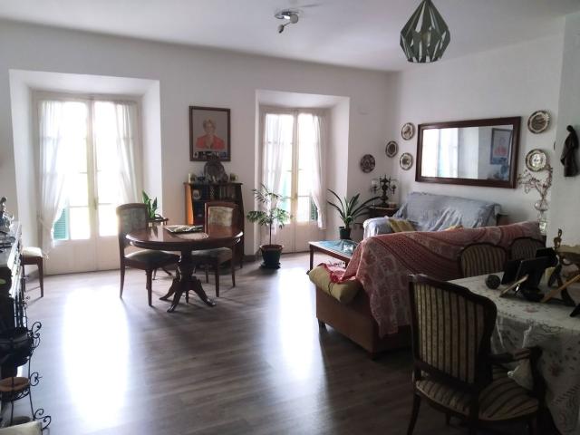 Piso en venta en Málaga, Centro Histórico. Amplia vivienda en Plaza de la Merced. Pisos.