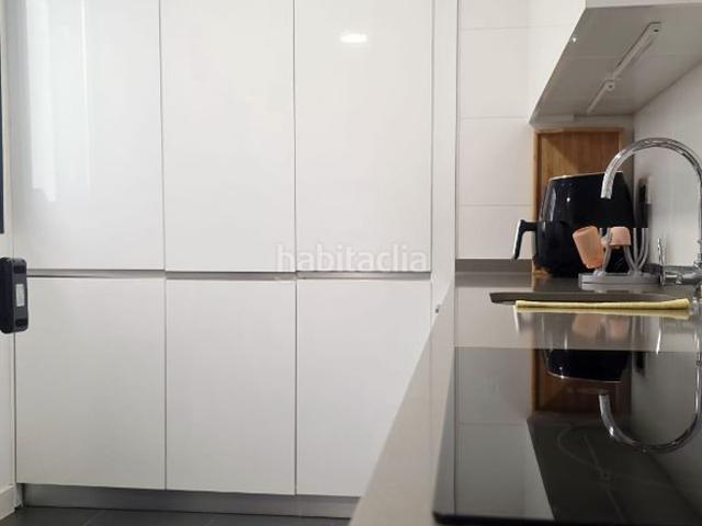 Piso en venta en Málaga, El Atabal. Piso seminuevo de 2 dormitorios muy cerca de la zona de Teatinos con garaje y trastero. Pisos.