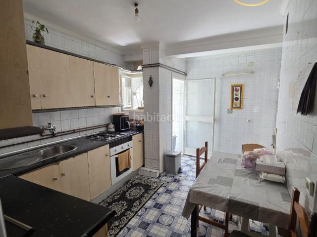 Piso en venta en Málaga, La Trinidad. Amplia vivienda de 4 habitaciones a un paso del centro de Málaga. Pisos.