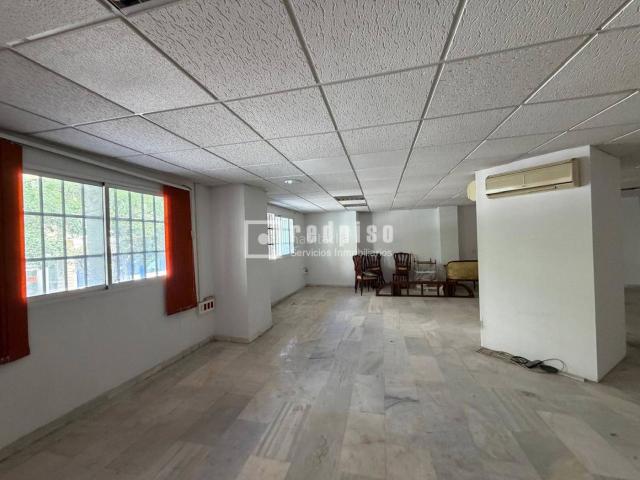 Piso en venta en Málaga, La Trinidad. Local Diáfano de 130 m con Múltiples Posibilidades junto al Centro. Pisos.