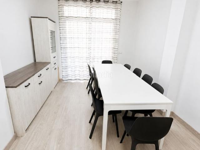 Piso en venta en Málaga, La Trinidad. Magnífico piso exterior de 4 habitaciones, recién reformado, próximo al centro y a la playa. Pisos.