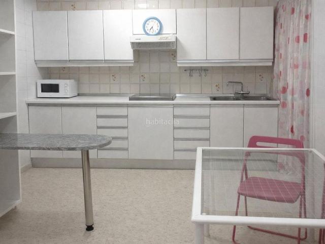 Piso en venta en Málaga, La Unión Cruz de Humilladero Los Tilos. Amplio piso de 4 dormitorios en recinto cerrado con garaje y trastero. Pisos.