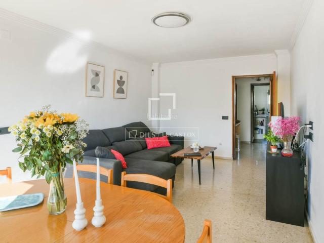 Piso en venta en Málaga, La Unión Cruz de Humilladero Los Tilos. Amplio y luminoso piso en planta alta, a reformar, con un gran potencial de renovación en venta junto a Vialia, Málaga. Pisos.