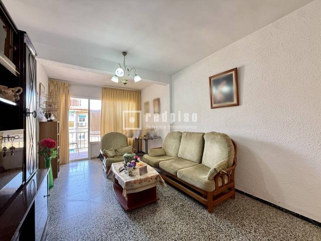 Piso en venta en Málaga, La Luz El Torcal. Amplio piso exterior con terraza en La Luz, ideal para reformar a tu gusto. Pisos.