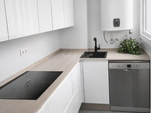 Piso en venta en Málaga, La Luz El Torcal. Luminoso piso de 3 dormitorios con piscina a un paseo del mar. Pisos.