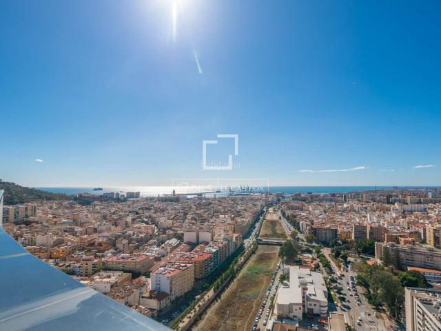 Piso en venta en Málaga, Martiricos La Roca La Rosaleda. Piso de 2 dormitorios con piscina y terraza en la azotea con vistas 360º en venta en el centro histórico de Málaga. Pisos.