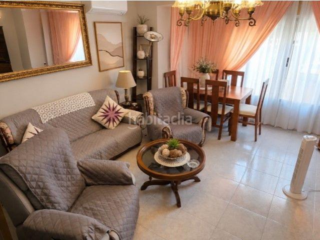 Piso en venta en Málaga, Parque Victoria Eugenia. Amplia vivienda con apartamento independiente, gran patio, solárium y plaza de garaje. Pisos.