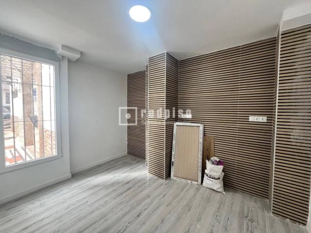 Piso en venta en Málaga, Parque Victoria Eugenia. MAGNIFICO LOCAL CON CAMBIO DE USO YA APROBADO. Pisos.