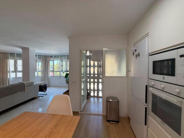 Piso en venta en Málaga, Pedregalejo Morlaco. Fabuloso Piso en Cerrado de Calderon Reformado. Pisos.