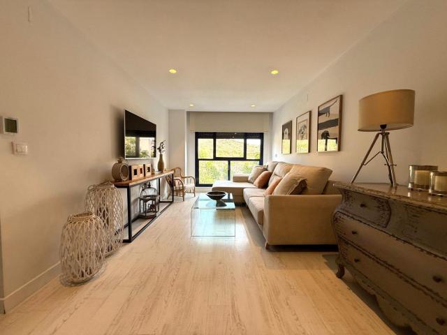 Piso en venta en Málaga, Residencial Jardín Botánico. Piso en Ciudad Jardín en recinto cerrado con piscina, garaje y trastero incluido en el precio. Pisos.