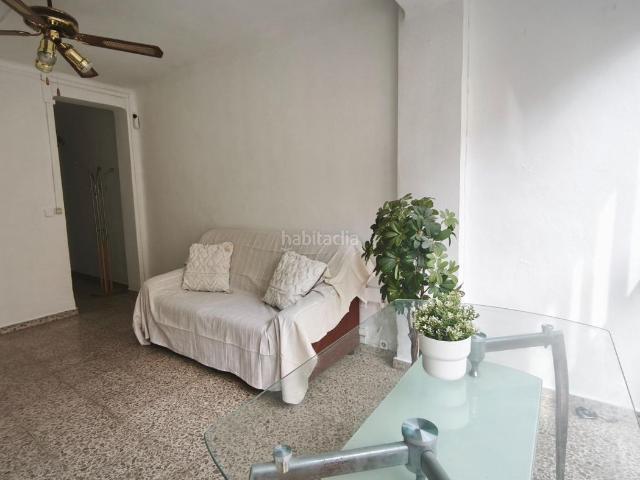 Piso en venta en Málaga, Suárez. Un piso con algo que cada vez cuesta más encontrar posibilidades reales. Pisos.