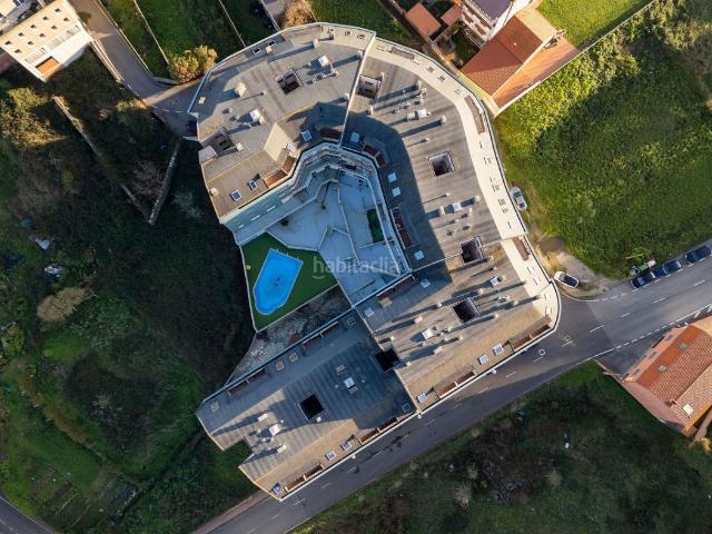 Piso en venta en Malpica de Bergantiños. Único piso con amplia terraza con vistas directas al mar y la piscina. Pisos Malpica de.