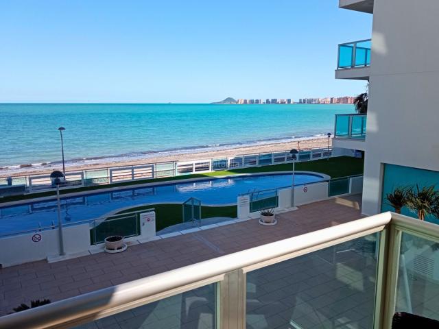 Piso en venta en Manga del Mar Menor La, Veneziola. Como nuevo: 2 dormitorios, vistas a ambos mares, garaje, piscina y acceso directo a playa. Pisos Manga del Mar Menor.