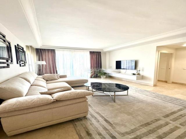 Piso en venta en Marbella, Puerto Banús. Banús: Lujo a un Paso del Mar. Pisos.