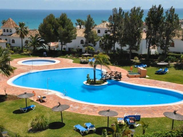 Piso en venta en Manilva, La Duquesa. EXCEPCIONAL BAJO CON GRAN TERRAZA Y SEGURIDAD 24H EN DUQUESA SUITES, MANILVA. Pisos.