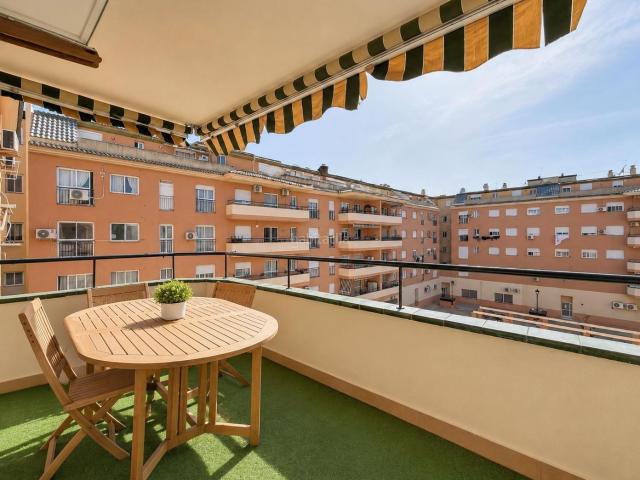 Piso en venta en Manilva, San Luis de Sabinillas. ? Tu nuevo hogar en el corazón de Sabinillas, a un paseo de la playa. Pisos.