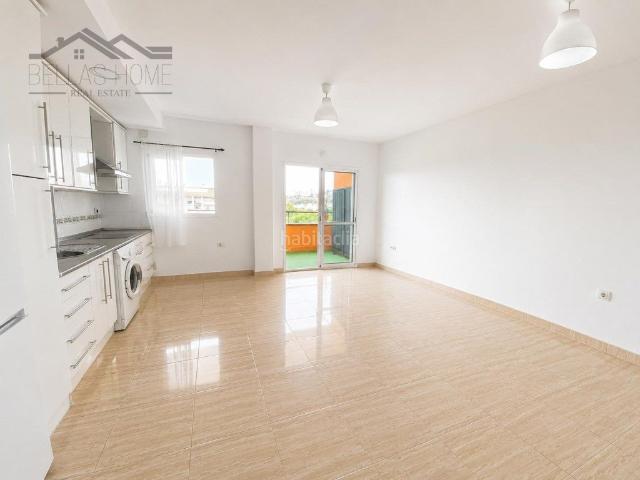 Piso en venta en Manilva, San Luis de Sabinillas. Encantador piso con terraza, plaza de garaje privada y piscina en Sabinillas. Pisos.