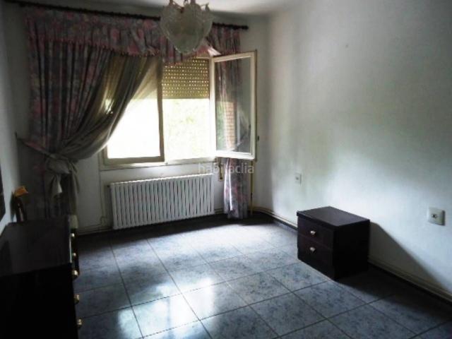 Piso en venta en Manresa, Bases de Manresa Carretera de Santpedor. Superf. 88 m², 3 habitaciones dobles 14m2 12m2 9m2, habitación individual 5m2, baño 4m2 3piezas bañera, cocina office con g.