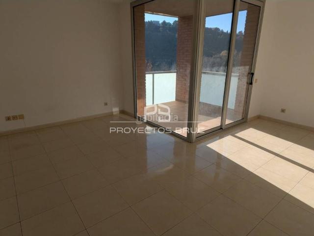 Piso en venta en Manresa, Valldaura Carretera de Cardona. Manresa Barrio Escodines Amplio Piso con terraza y garaje Infórmese. Pisos.