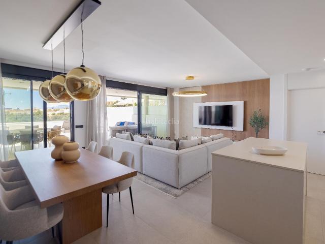 Piso en venta en Marbella, Alto de los Monteros. Apartamento de lujo con impresionantes vistas. Pisos.
