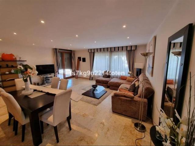 Piso en venta en Marbella, Alto de los Monteros. Piso en venta en calle El Pinar 23, Marbella. Pisos.
