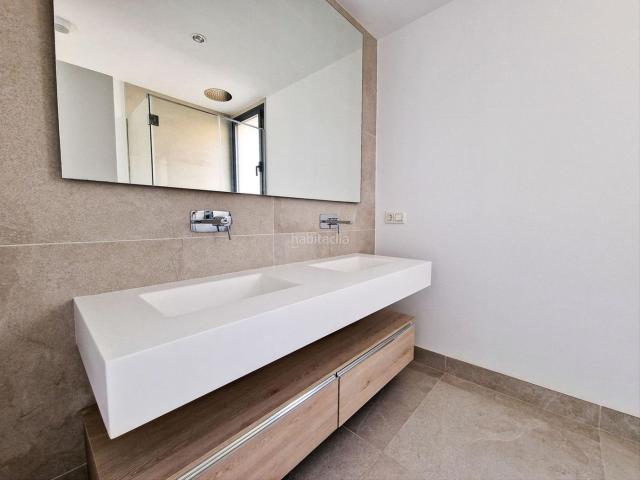Piso en venta en Marbella, Cabopino Artola. Descubra el encanto de este apartamento de lujo de 2 dormitorios ubicado en el codiciado enclave de Artola, a sólo 20 minutos a pi. Pisos.