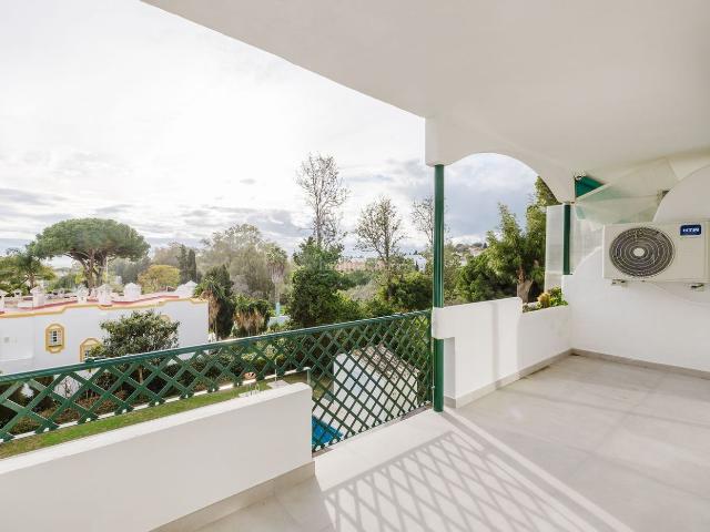 Piso en venta en Marbella, Cabopino Artola. Magnífico piso reformado en Cabopino Artola con terraza y piscina comunitaria. Pisos.