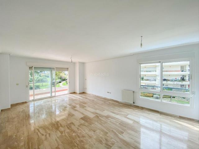 Piso en venta en Marbella, Guadalmina Alta. Descubre este exclusivo apartamento en la zona de Guadalmina Alta, rodeado de naturaleza y con vistas abiertas al campo de golf. S. Pisos.