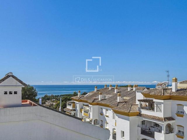 Piso en venta en Marbella, La Carolina Guadalpín. Apartamento reformado de 3 dormitorios con vistas al mar mediterráneo en venta en Milla de Oro, Costa del Sol. Pisos.