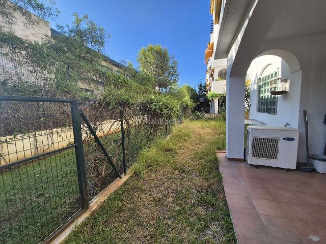 Piso en venta en Marbella, La Carolina Guadalpín. Descubra esta magnífica planta baja en esquina, situada en una de las zonas más codiciadas de Marbella: la prestigiosa Milla de Or. Pisos.