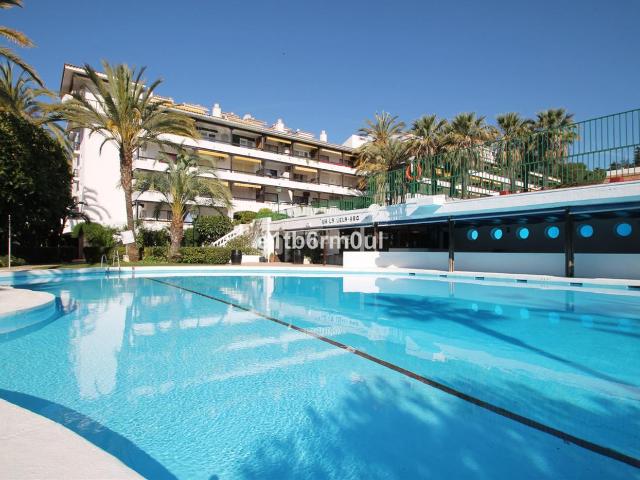 Piso en venta en Marbella, La Carolina Guadalpín. Se presenta un exclusivo apartamento en planta baja situado en la prestigiosa zona de Marbella Golden Mile, concretamente en la co. Pisos.