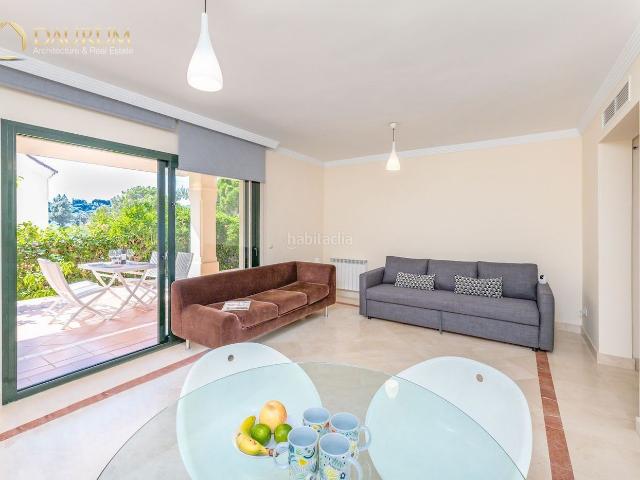 Piso en venta en Marbella, La Dama de Noche La Alzambra. FABULOSO BAJO DE 1 HABITACIÓN EN MARBELLA, CON LICENCIA TURÍSTICA. Pisos.
