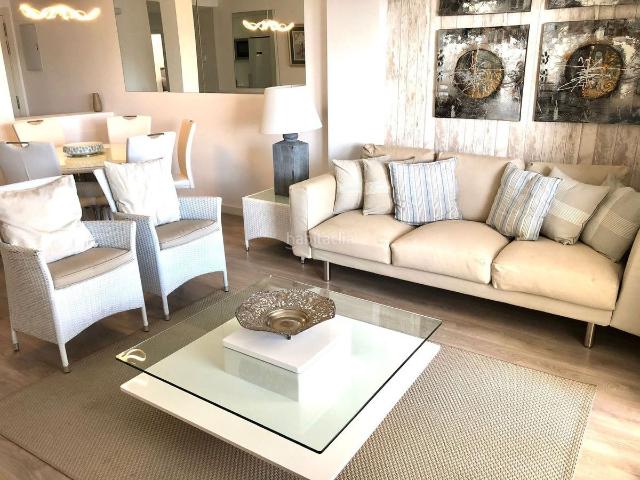 Piso en venta en Marbella, Las Brisas. Descubra este elegante ático en Nueva Andalucía, una propiedad que combina a la perfección lujo, confort y una atractiva oportunid. Pisos.