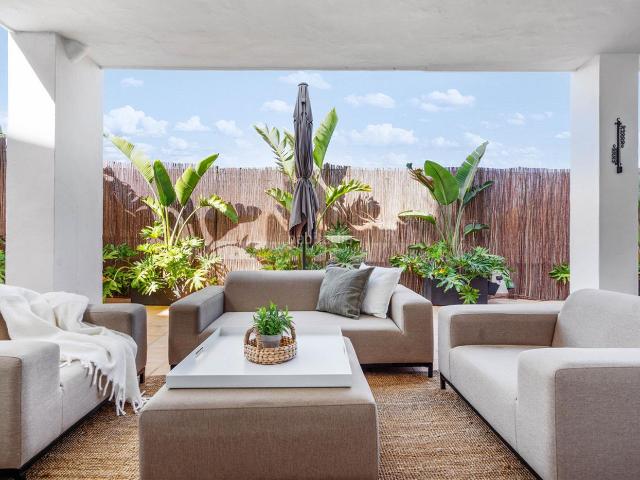 Piso en venta en Marbella, Las Brisas. Descubre este precioso apartamento de 4 dormitorios y 2 baños, con un diseño escandinavo atemporal que combina sofisticación moder. Pisos.