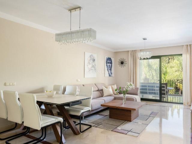 Piso en venta en Marbella, Las Brisas. Esta encantadora propiedad ofrece un piso muy conveniente con tres dormitorios, dos baños, y un aseo de invitados. Presentado en s. Pisos.