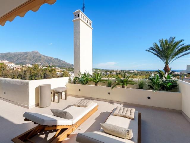 Piso en venta en Marbella, Las Brisas. Este exclusivo ático dúplex, comercializado en régimen de exclusiva, se ubica en una de las urbanizaciones más prestigiosas de Nue. Pisos.
