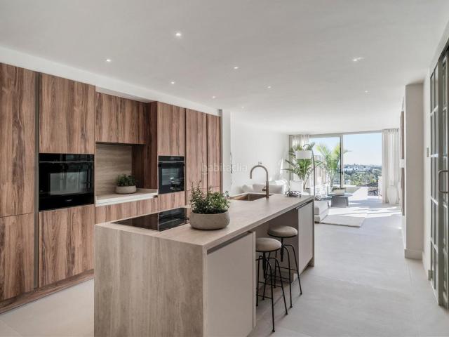 Piso en venta en Marbella, Las Brisas. Este exquisito apartamento de 3 dormitorios en planta baja en Nueva Andalucía, Marbella, personifica el lujo y el confort modernos. Pisos.