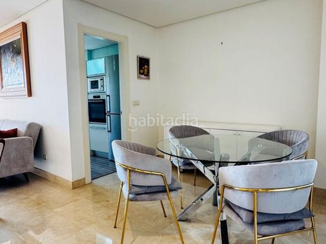 Piso en venta en Marbella, Las Brisas. Piso moderno de 2 dormitorios con vistas al mar en Nueva Andalucía, Marbella Este luminoso apartamento contemporáneo se encuentra. Pisos.