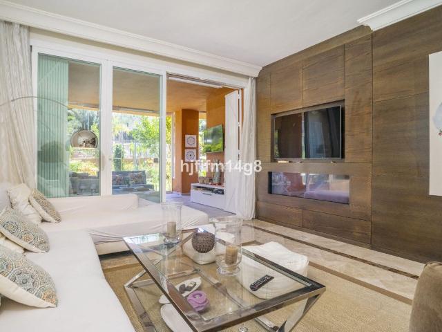 Piso en venta en Marbella, Las Brisas. Pisos.