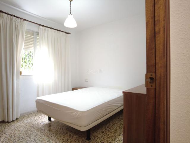 Piso en venta en Marbella, Los Jardines de Marbella La Ermita. PJ Inmobiliaria presenta esta fantástica oportunidad para quienes buscan una vivienda con amplitud. Pisos.