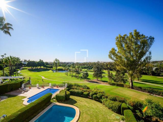 Piso en venta en Marbella, Los Naranjos. Luminoso piso con vistas al campo de golf y al mar en venta en Nueva Andalucía, Marbella. Pisos.