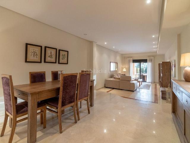 Piso en venta en Marbella, Puerto Banús. Un Retiro con Jardín Privado en Las Mimosas, Puerto Banús Ubicación Este apartamento en Las Mimosas es una joya para quienes busca. Pisos.