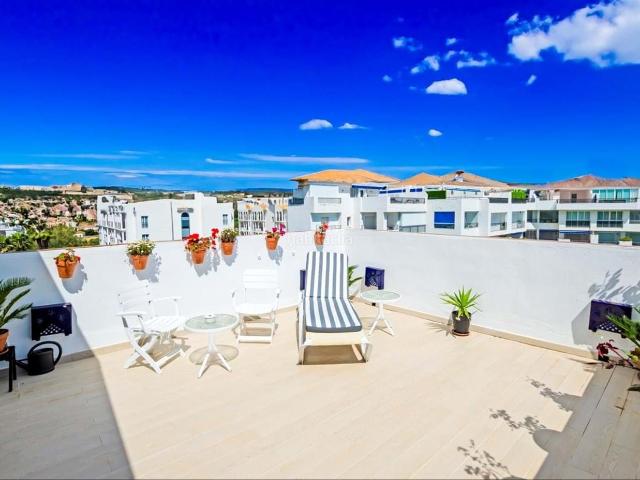 Piso en venta en Marbella, Puerto Banús. A poca distancia de la playa y del puerto deportivo de Puerto Banús espacioso ático en Jardines del Puerto, una de las zonas más c. Pisos.
