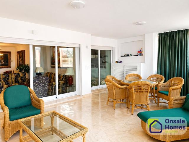 Piso en venta en Marbella, Puerto Banús. Exclusivo apartamento en primera línea de playa en Puerto Banús, Marbella. Pisos.