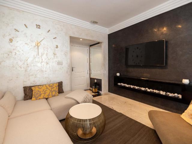 Piso en venta en Marbella, Playa Bajadilla Puertos. Apartamento en primera línea de playa. Pisos.