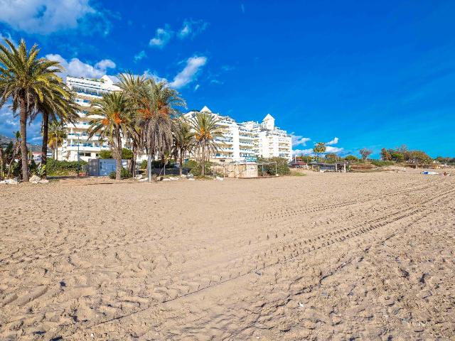 Piso en venta en Marbella, Playa Bajadilla Puertos. Apartamento en primera línea de playa. Pisos.